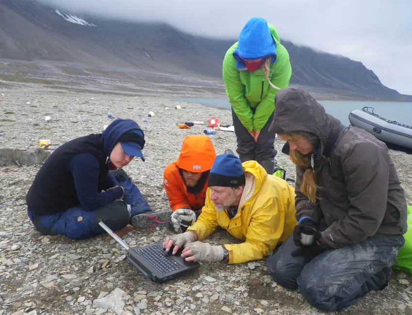 Students and professor looking at data by Linnévannet