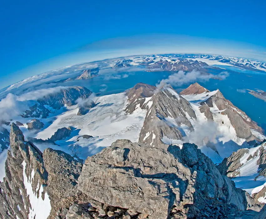 Alpine mountains in northwestern Svalbard. (Photo: Endre Før Gjermundsen/UNIS).