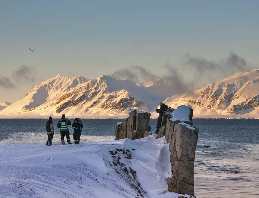 Arctic geology students at Festningen, at the mouth of Grønfjorden. March 2016. Photo: Øystein Grasdal/UNIS