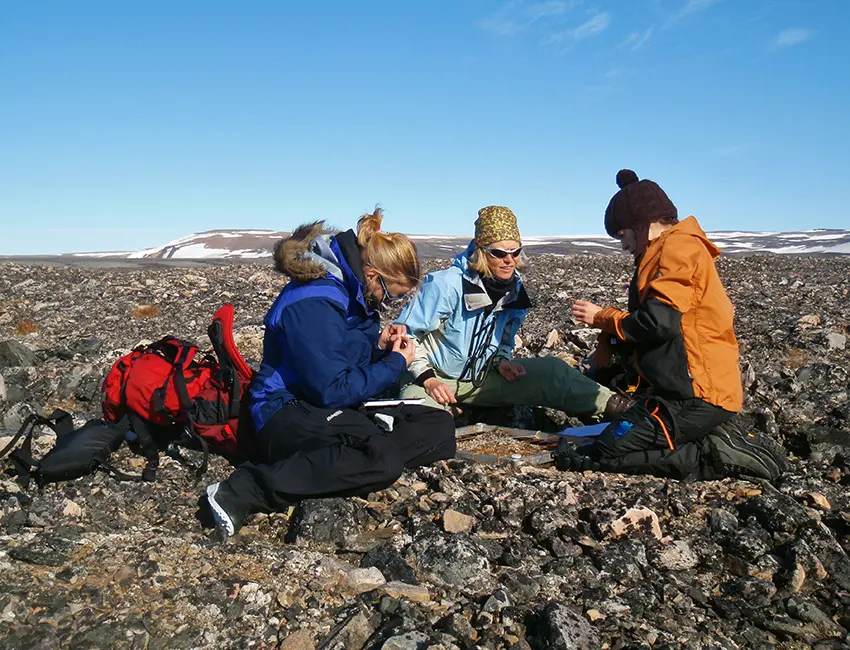 Pernille Bronken Eidesen with AB-201 biology students, August 2010. Photo: Steve Coulson/UNIS