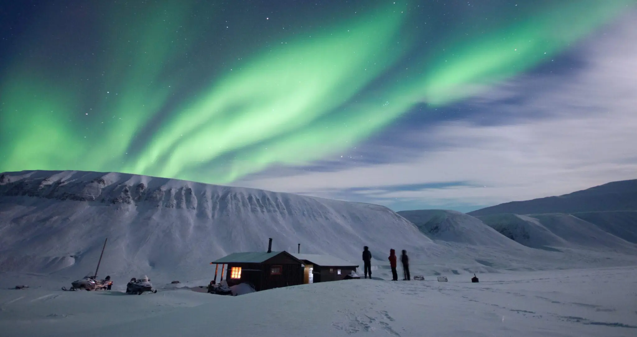 Northern lights over Platåfjellet and the student cabin in Bjørndalen. Photo: Robert Pfau/UNIS