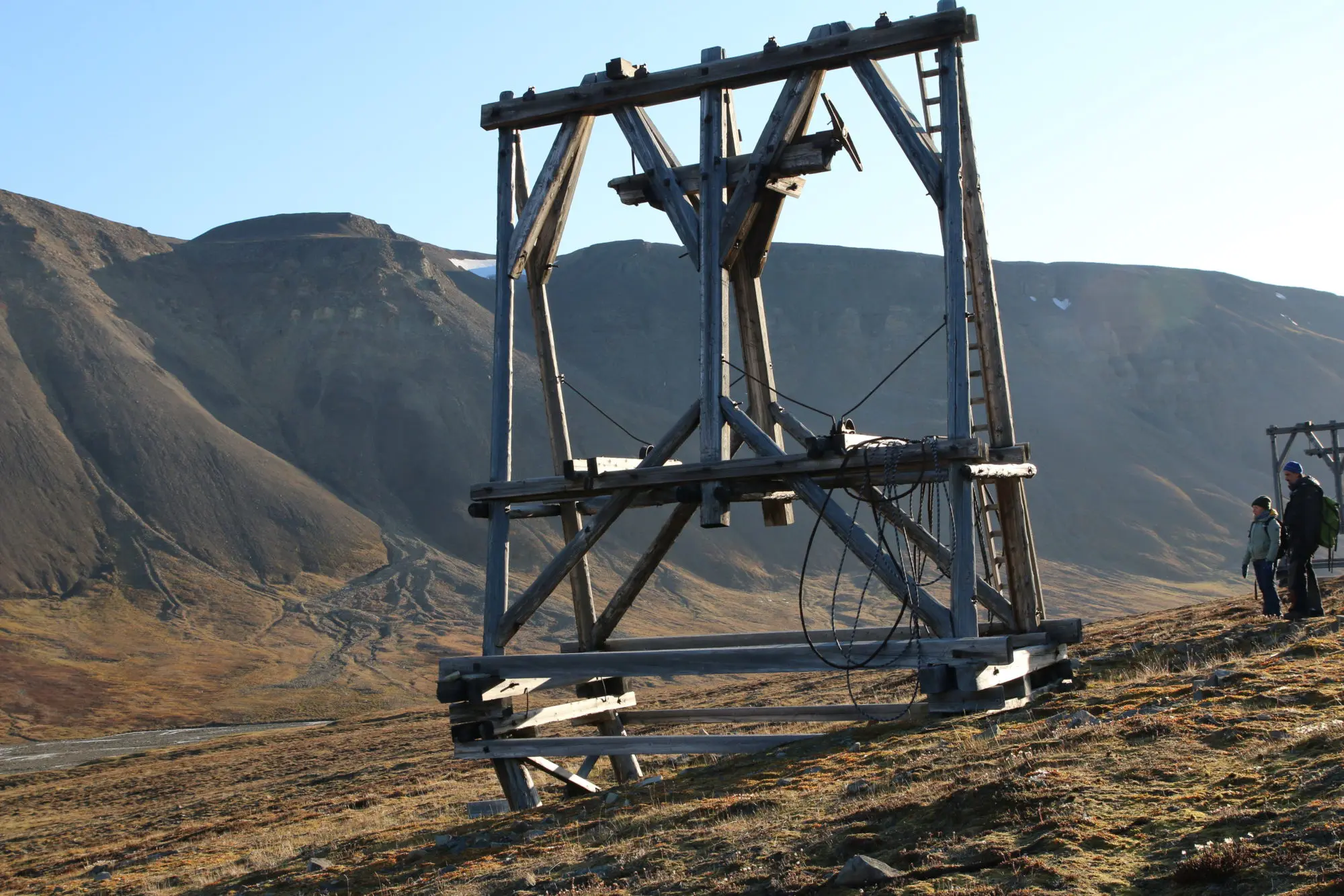 A cable way prop (taubanebukk) outside Longyearbyen.