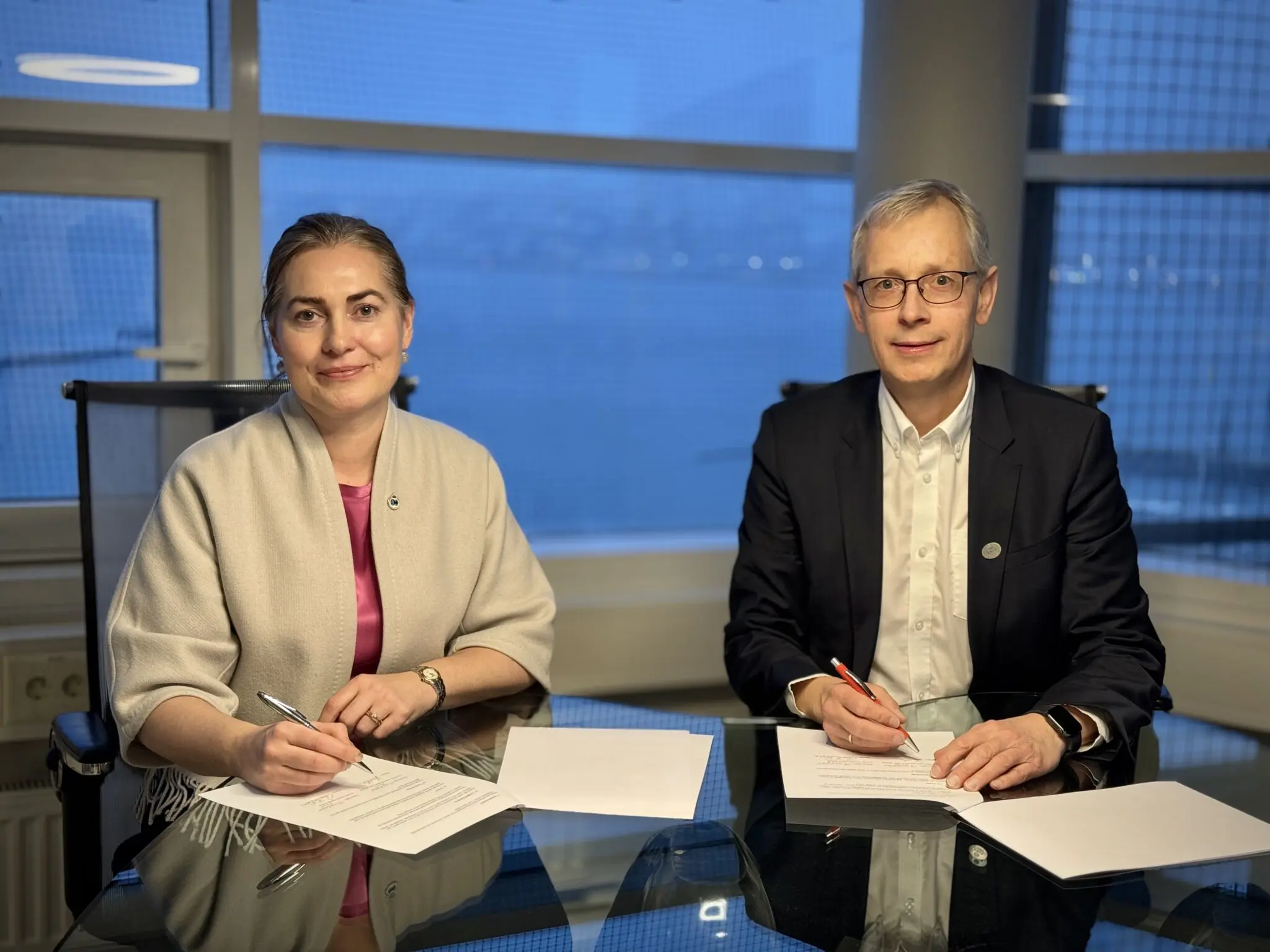 Director Camilla Brekke (Norwegian Polar Institute) and Director Jøran Moen (UNIS) sign the renewed collaboration agreement, aimed at strengthening recruitment for polar research. Photo: Pål Jakobsen/Norwegian Polar Institute