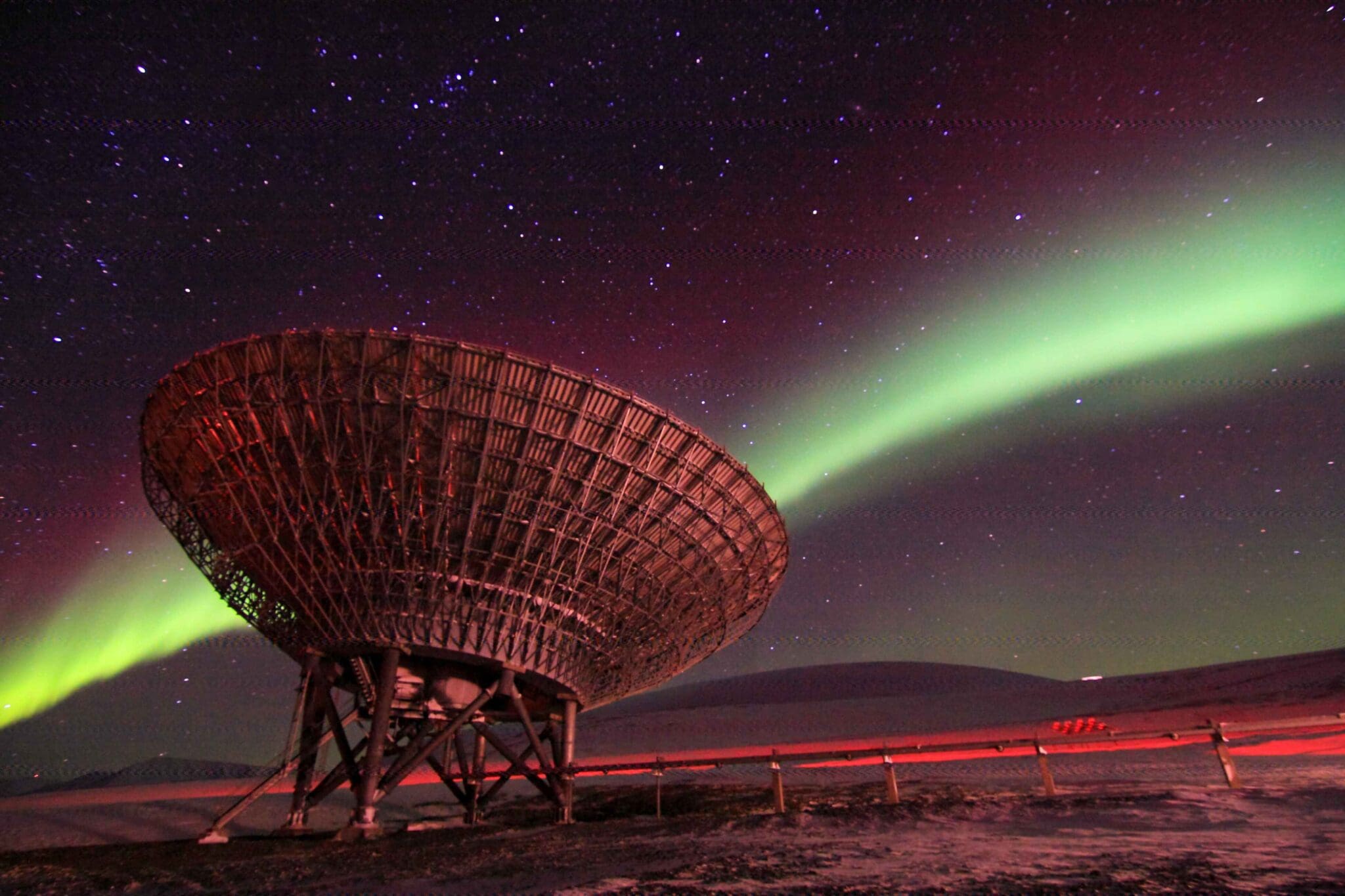 Nordlys over EISCAT antenne november 2010, by Njål Gulbrandsen